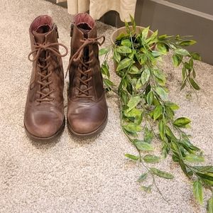 Dansko size 39 leather booties